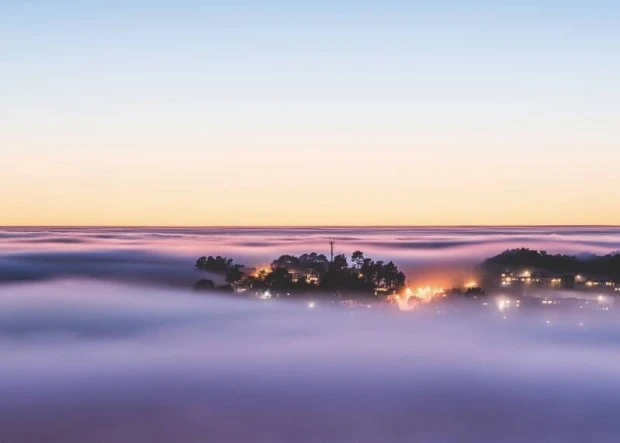Dry-erase board city in the clouds 287 - Graphic design featuring a cloud in pastel shades of purple and pink.