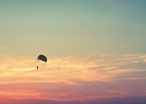 Paragliding dry-erase board 289 - Graphic design featuring a paraglider against a pink sky backdrop.