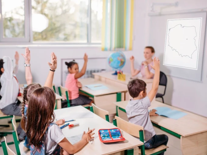 Magnetic whiteboard overlay, fine grid 1cm 07 - Classroom setup with light-colored walls and simple design.