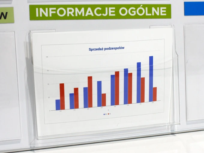 Hanging A4 plexiglass pocket, 4cm deep, vertical/horizontal - Office arrangement with light walls and minimalist furniture.