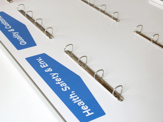 20mm ring binder for cards - Graphic design. D-shaped metal elements on a white background.