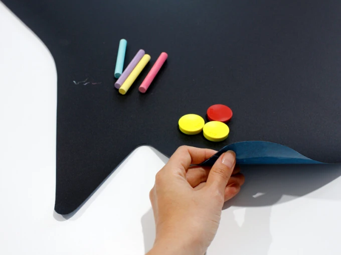 Chalkboard speech bubble 123 - Graphic design. Shaped like a speech bubble with colorful chalks and magnets.