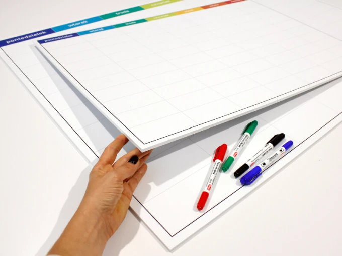 Weekly lean planner dry-erase board 058 - Graphic design. Simple grid with days of the week and colorful headers.