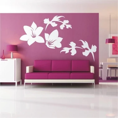 Stylish sticker with white flowers, perfectly complementing a purple wall in a modern living room.