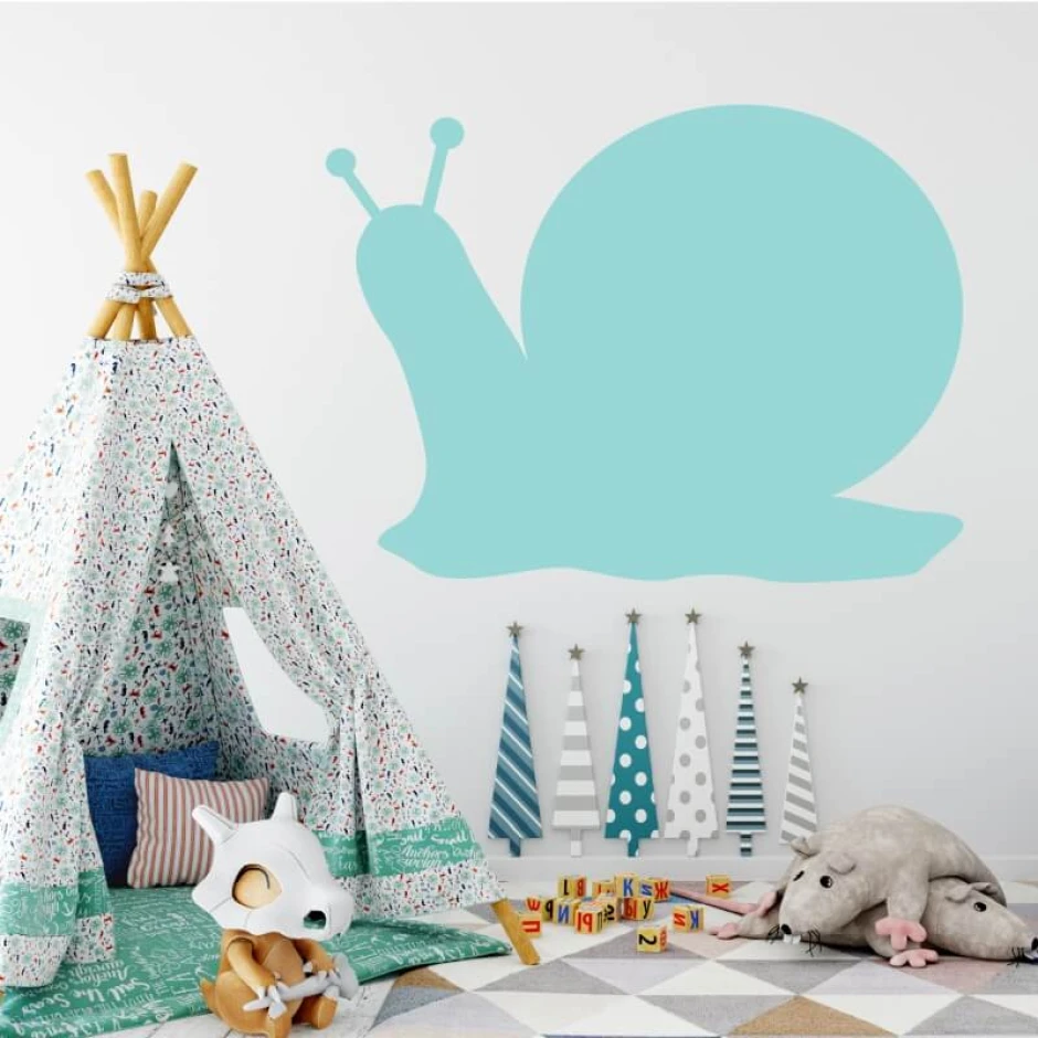 Dry-erase board snail 298 - Decorated in a children\'s room with light-colored walls, a tent, and toys in the background.