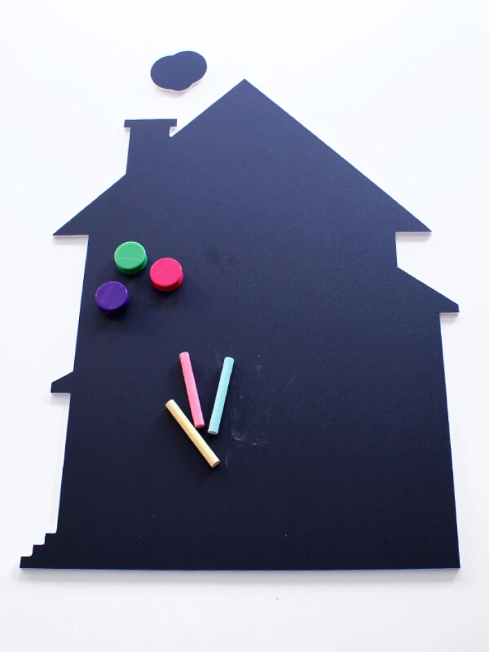 Chalkboard magnetic board in the shape of a house, perfect for creatively decorating a child\'s room.