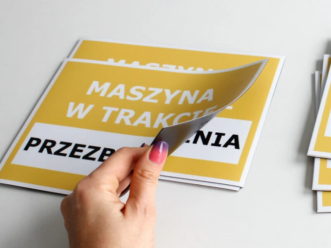 Custom printed magnet measuring 20x14.3 cm - Graphic design with a yellow background and white and black text.