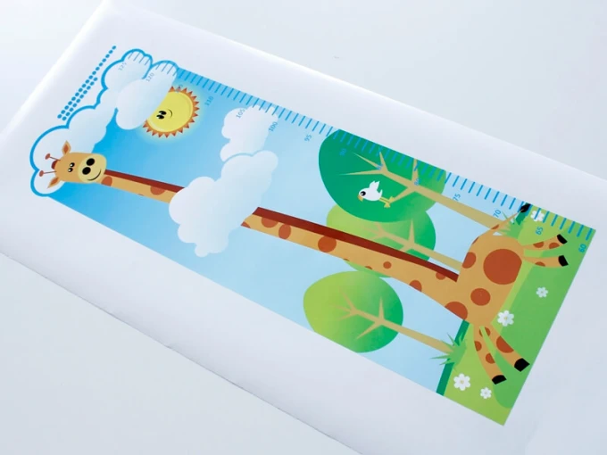 Growth chart sticker 1146 - Features a giraffe among clouds, sun, and trees.