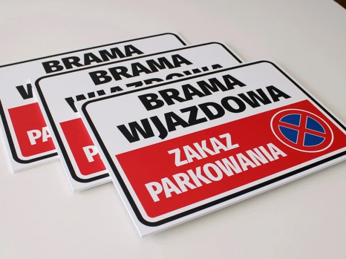 Entrance gate sign, no parking - Graphic design. Rectangular sign with a red background and white text.