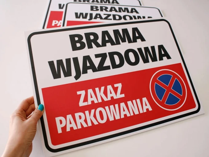 Entrance gate sign, no parking - Graphic design. Rectangular sign with large text and prohibition icon.