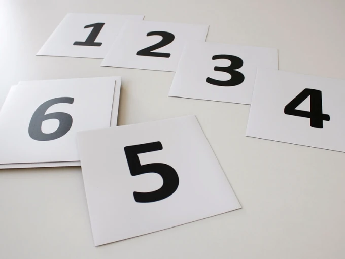 Set of 32 printed magnets, 20x20 cm - Graphic design with large black numbers on a white background.