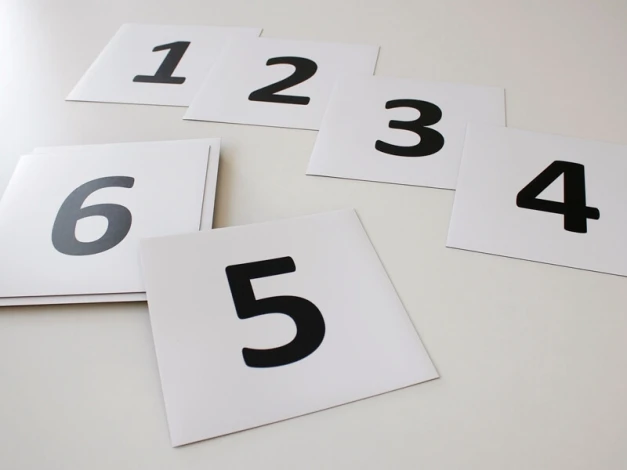 Set of 20 printed magnets, 20x20 cm, featuring large black numbers on a white background.