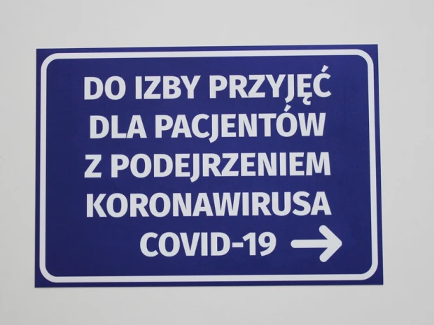 Sticker for emergency room for patients suspected of COVID-19. Blue background with white design.