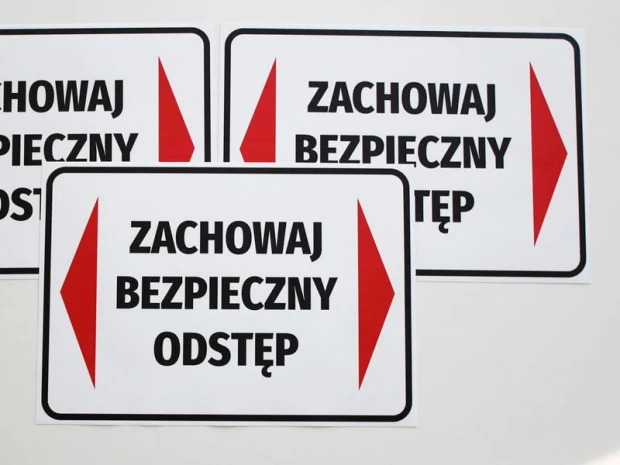 Keep a safe distance sticker - Graphic design. Simple rectangle with red arrows and large text.