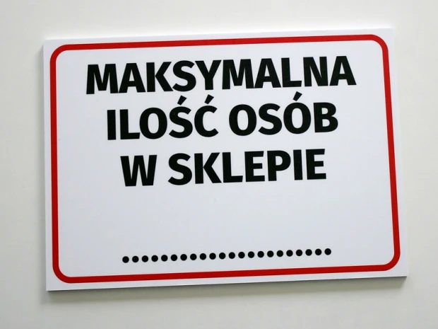 Maximum number of people in the store - Graphic design. Simple form with large black letters on a white background, red.