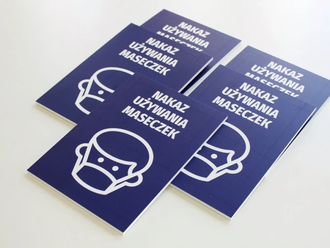 Mask-wearing sign - Graphic design. A white face icon with a mask on a blue background.