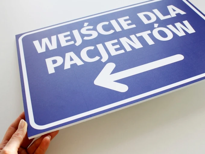 Entrance sign for patients T420 - Rectangular sign with blue background and white text.