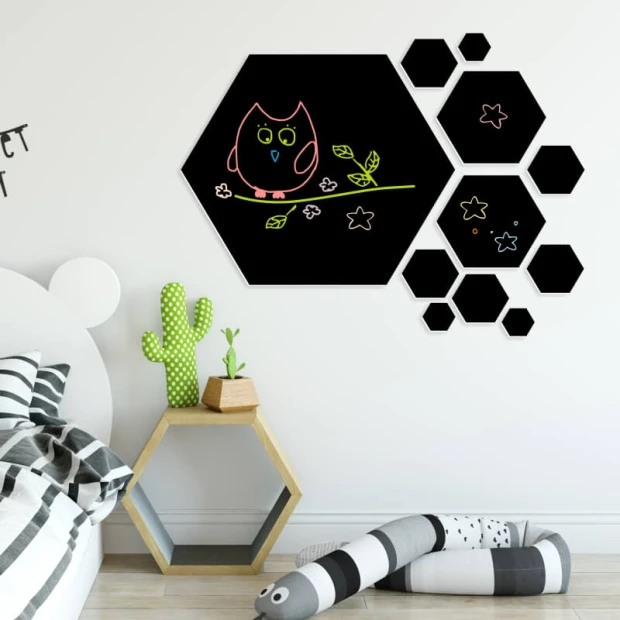 Magnetic chalkboard hexagons 290 - Decor for a child\'s room. Light-colored walls, modern furniture.