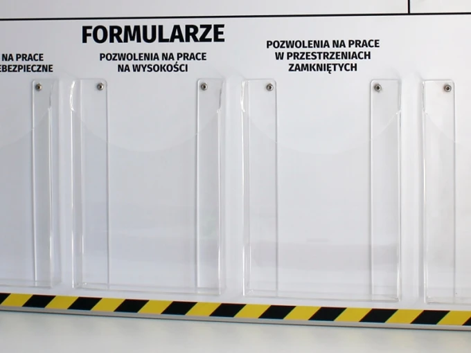 Hanging A4 pocket made of plexiglass, 4cm deep, for vertical/horizontal use - Office arrangement with light walls and simple furniture.