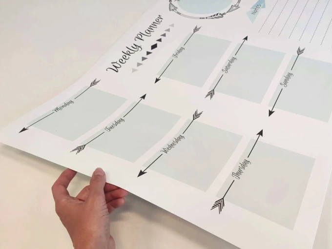 Weekly planner dry-erase board 405 - Features rectangles with day names and arrows.