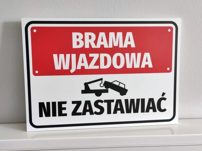 Entrance gate sign, do not block - Graphic design. Red background with white text and a car on a tow truck icon.