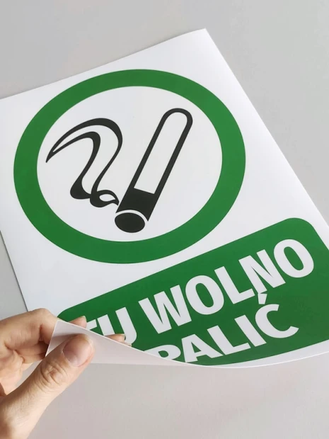 No smoking sticker - Graphic design. Green circle with a white cigarette symbol and text.