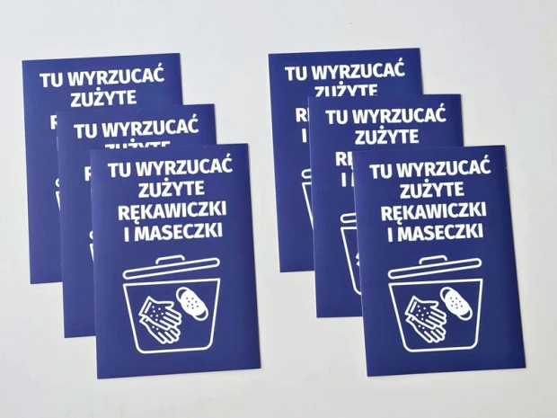 Sticker for disposing of used gloves and masks - Graphic design with white text and trash bin icon on a blue background.