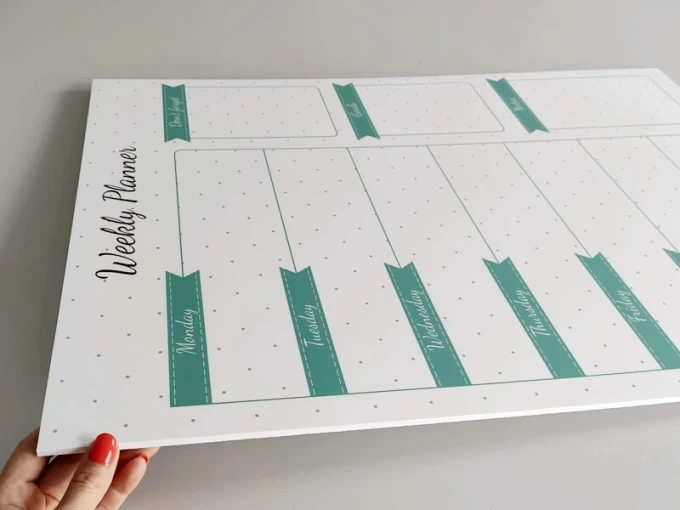 Weekly planner dry-erase board 407 - Simple grid with days of the week and green tabs.