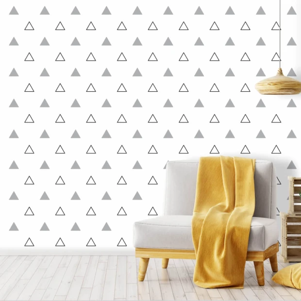 Triangle wallpaper 062 for the living room. Light walls with gray triangles on a white background.