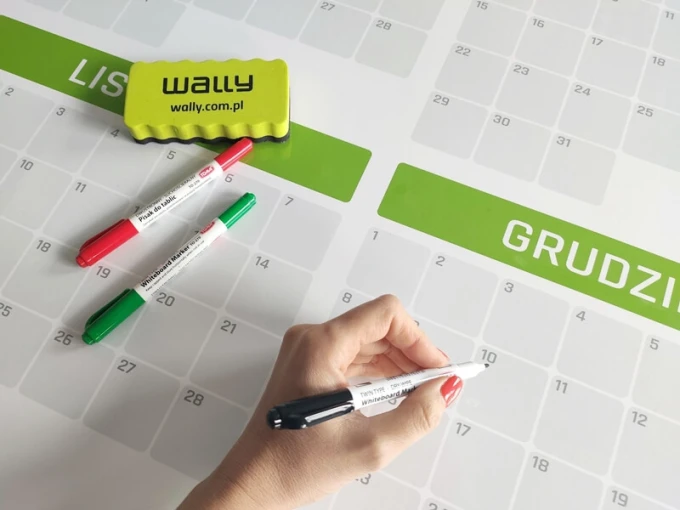 Universal dry-erase annual calendar 459 - Graphic design featuring a grid of days in months with clear markings.