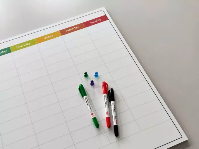 Magnetic dry-erase weekly planner board in English with hours - Rectangular design.