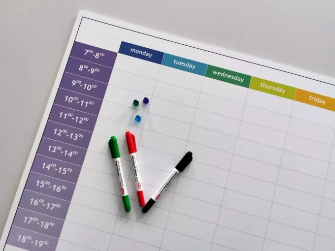 Magnetic dry-erase weekly planner board in English with hours - Rectangular design.