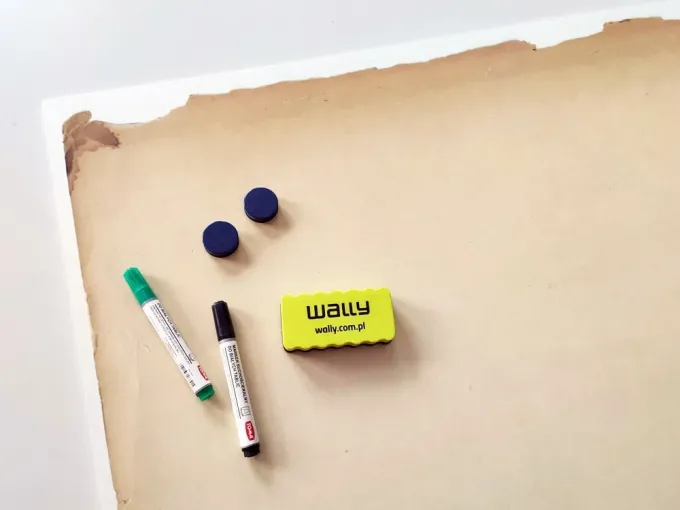 Magnetic dry-erase board paper 166 - Graphic design with a light paper background and rounded edges.