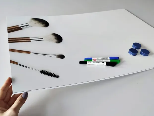 Dry-erase magnetic board for makeup artists 257 - Graphic design featuring makeup brushes on a white background.