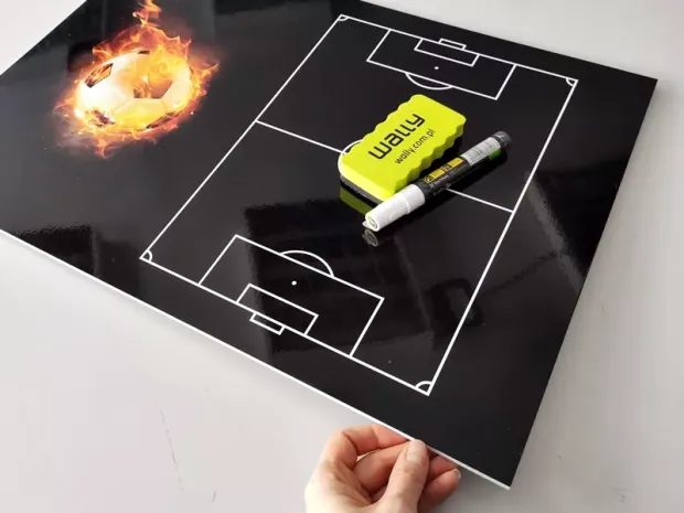 Tactical football coach\'s dry-erase board 397 - Graphic design with a field plan and illustrations on a black background.