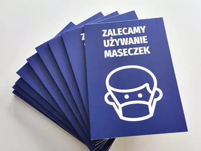 Sign recommending mask use - Graphic design. Blue background with white icon of a face wearing a mask.