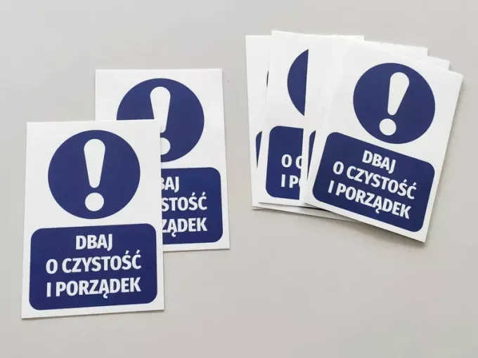 Sticker: Maintain cleanliness and order - Graphic design. Round symbol with an exclamation mark on a blue background. Text in a white frame.