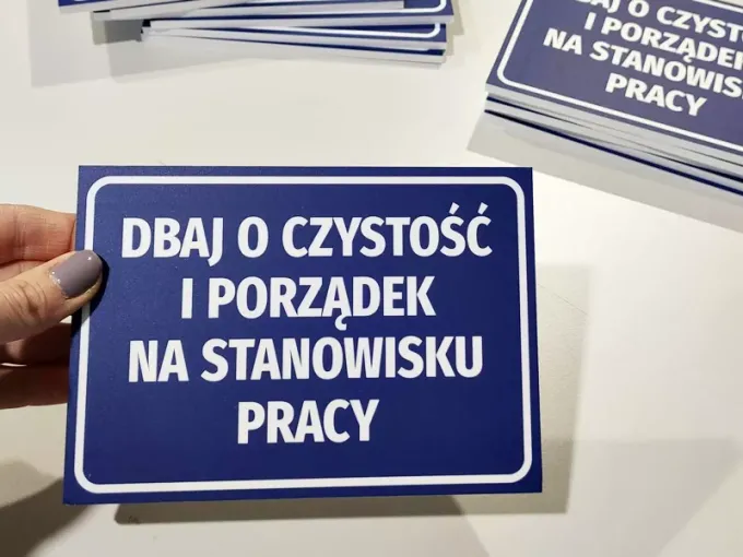 Cleanliness and order at the workplace sign - Graphic design. Blue background, white letters, rectangular shape.