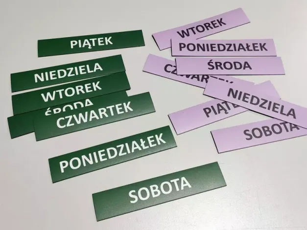 Set of 7 individual magnets with printed days of the week, matte laminate, size 15 x 3 cm - Graphic design.