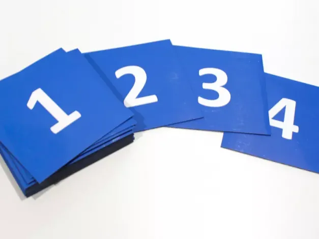 Set of printed magnets, 8x8cm, 40 pieces, featuring a blue background with white numbers 1 and 2.
