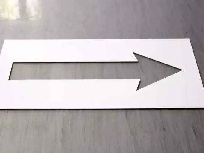 Reusable 3mm PVC painting template featuring a graphic design in the shape of an arrow.