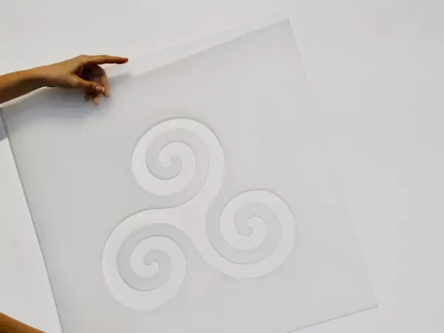 Reusable individual painting template - Graphic design. Three spirals connected at a central point, creating a unique pattern.