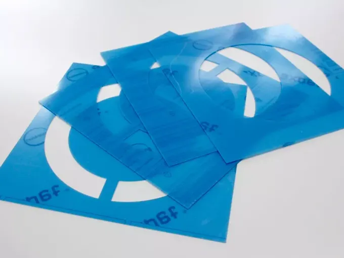 Reusable round painting template - Graphic design with circles and lines in various sizes.