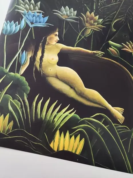 Reproduction of Il sogno by Henri Rousseau. A woman among greenery and flowers in various shades.