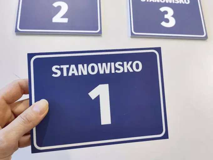 Position sign with number and letter - Graphic design. Rectangular sign with white text on a blue background.