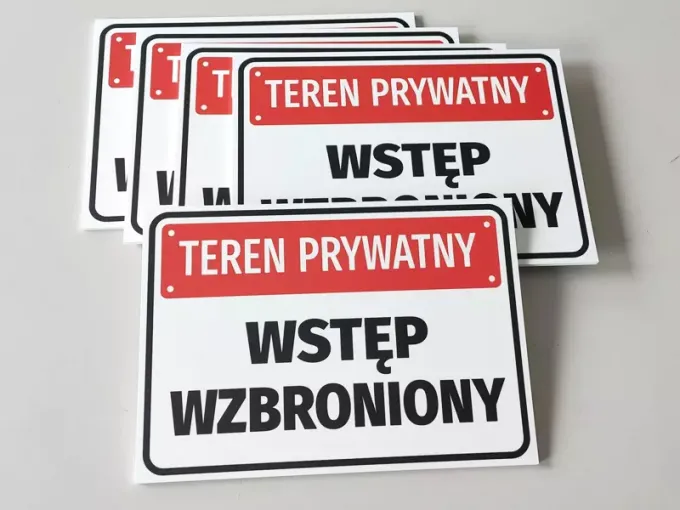 Private property sign, no entry - Graphic design. Simple rectangular shape with a red background and large black text.