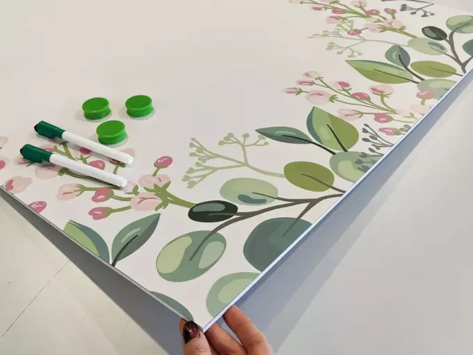 Magnetic whiteboard branches 570 - Features a design with green leaves and pink flowers.