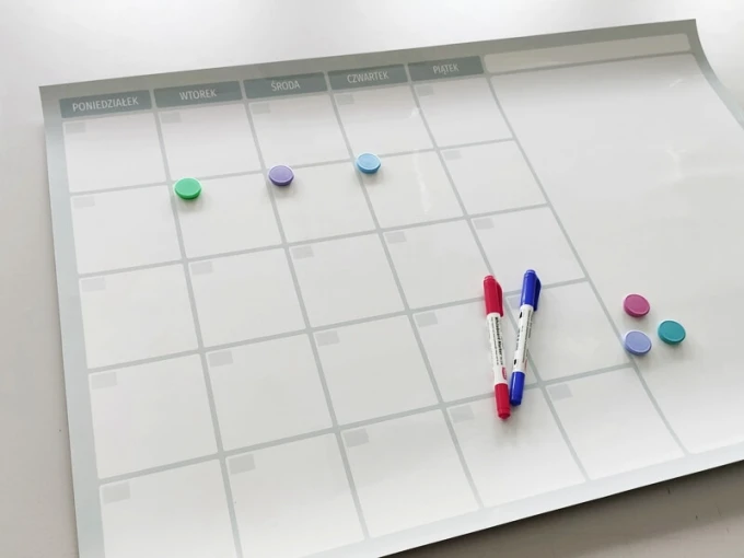 Weekly planner magnetic whiteboard 509 - Simple grid with days of the week and colorful design.
