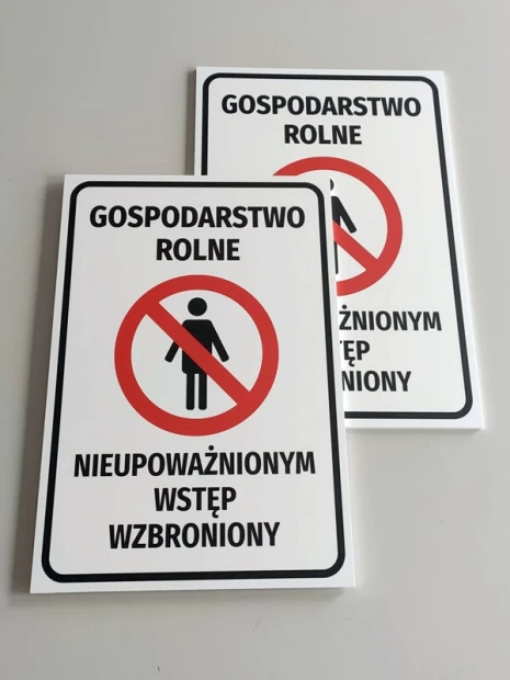 Farm sign: No entry for unauthorized persons - Graphic design. Rectangular sign with a red circle.
