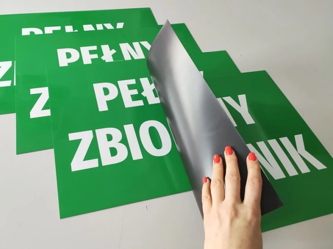 Custom magnets measuring 45 cm wide by 35 cm high, glossy finish with a graphic design on a green background.
